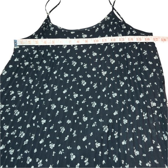 H&M Easy Care Poly Fully Lined & Pleated Throughout Maxi Dress Spaghetti Straps - Picture 6 of 10